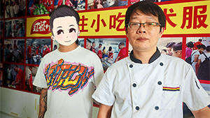 广西帅哥报名学烧烤烤鱼