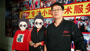 广西美女学习螺蛳粉和卤味鸭脖