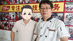 融水帅哥到红松叶学柳州螺蛳粉和手撕鸡,朋友都说“很好吃!”