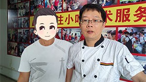 桂林老板品尝凉拌菜满意，当场报名学习凉拌菜、手撕鸡和脆皮五花肉