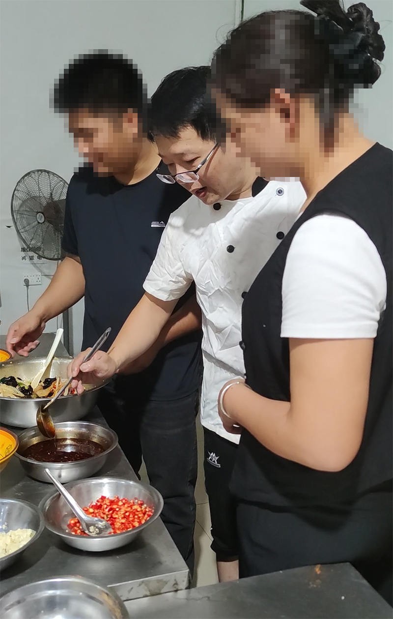 来宾小夫妻试吃满意,直接报名学习凉拌菜