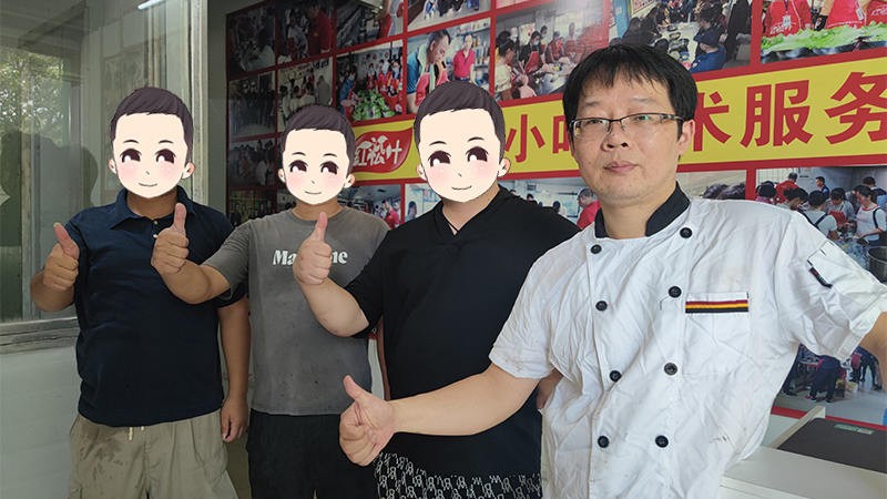 钦州帅哥小凌带哥哥、朋友到红松叶学果酱烧烤、烤鱼、螺蛳鸭脚煲、老友粉和炒粉