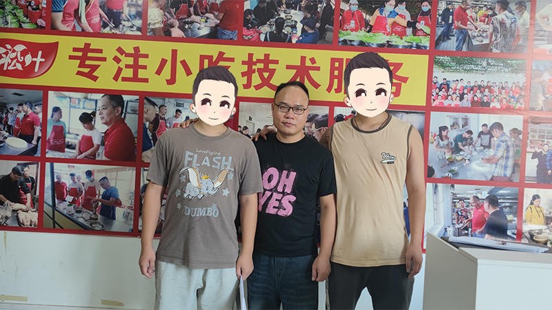 江西帅哥小施带朋友来红松叶试吃螺蛳粉,对味道满意,直接报名学习