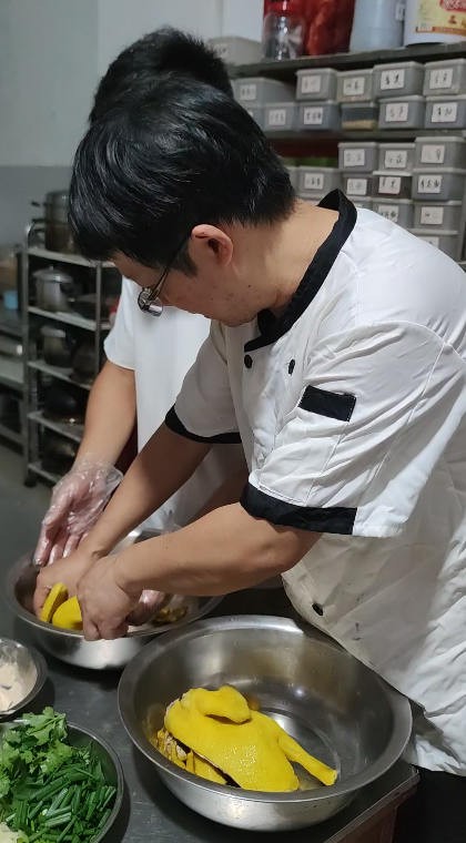 梧州帅哥小黄对比5~6家手撕鸡的店后选择在红松叶学手撕鸡