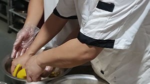 梧州帅哥小黄对比5~6家手撕鸡的店后选择在红松叶学手撕鸡