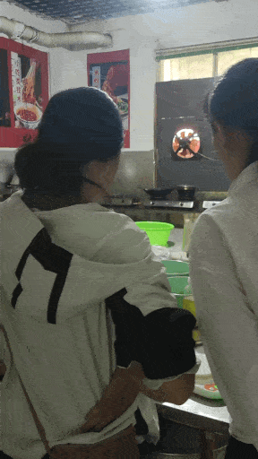 儿子在红松叶学过螺蛳粉，樊姐带女儿来学酸嘢
