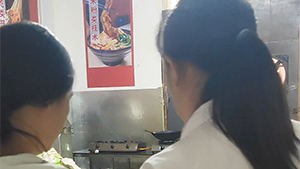 儿子在红松叶学过螺蛳粉，樊姐带女儿来学酸嘢